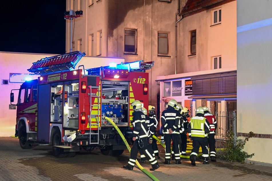 Das Feuer griff auf Fassaden von Geschäftsräumen über.