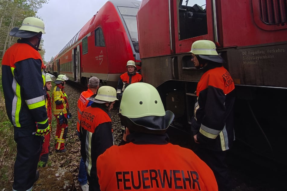 Die kaputte Lok und ihre Waggons mussten nach Weiden in der Oberpfalz abgeschleppt werden.