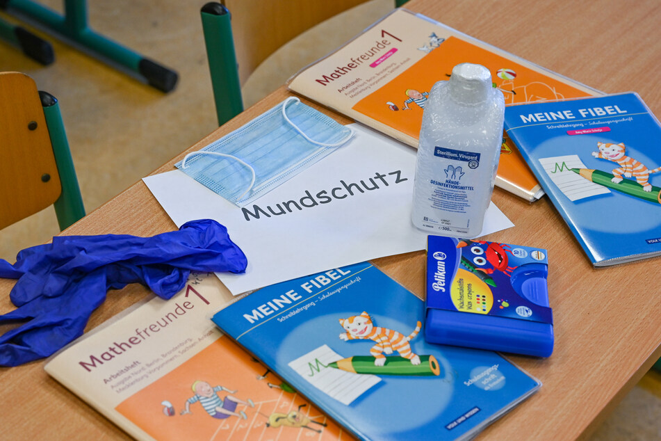 Eine Berliner Schule muss wegen eines Corona-Verdachtsfalls wieder schließen (Symbolbild).