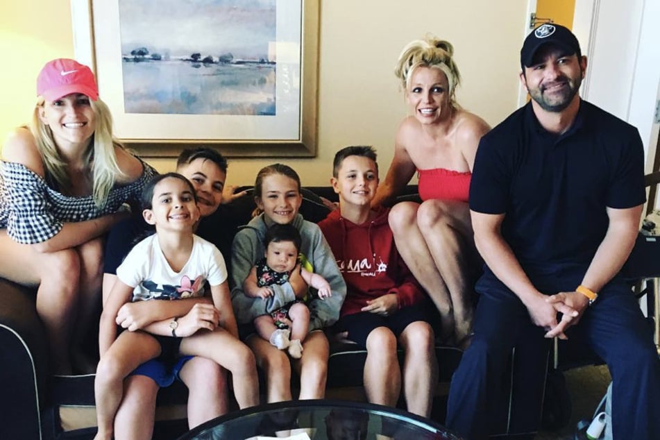 Britney Spears and Jamie Lynn posed for a snap with their children and Jamie Lynn's husband Jamie (r) in happier times.