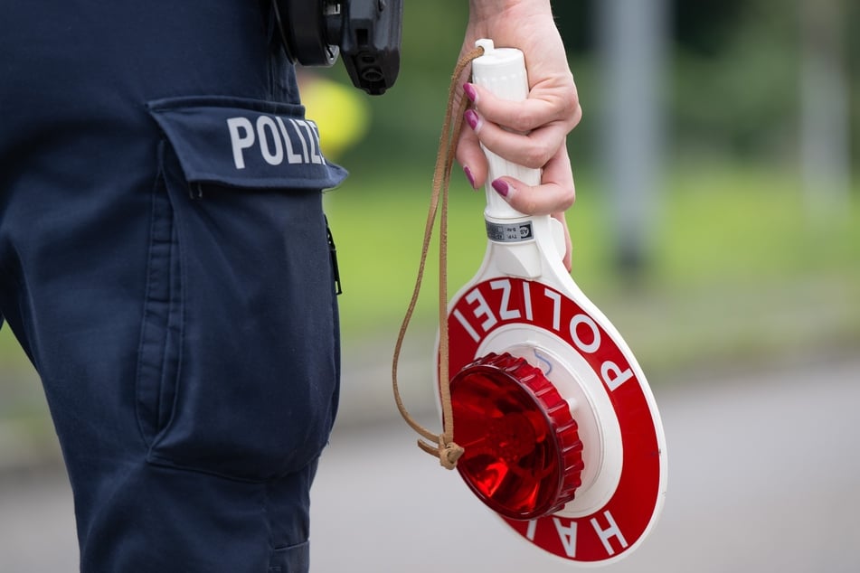 Ein 47-Jähriger wurde bei einer Polizeikontrolle in Naundorf (Nordsachsen) in einem geklauten Auto erwischt. (Symbolbild)