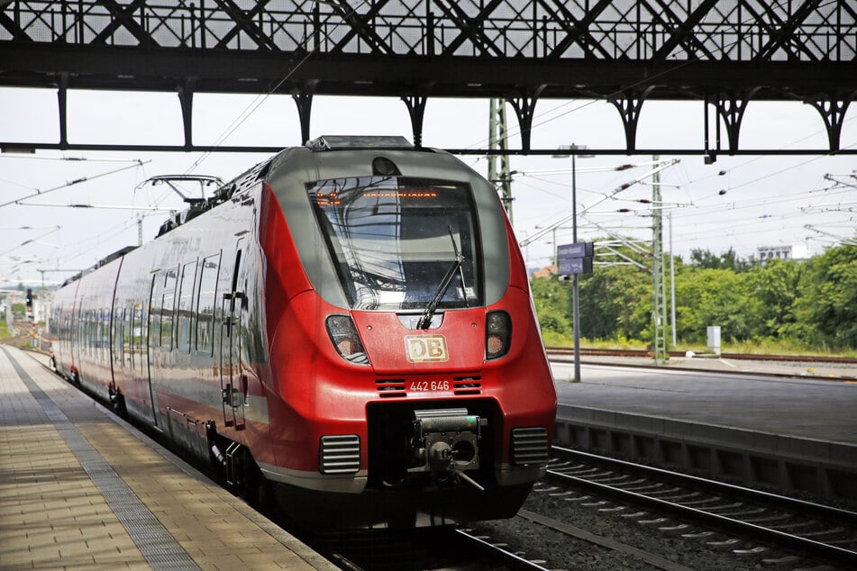 Die RB31 startet und endet wegen Brückenarbeiten ab dem späten Freitagabend bis Ende August nicht mehr am Bahnhof Neustadt. (Archivbild)