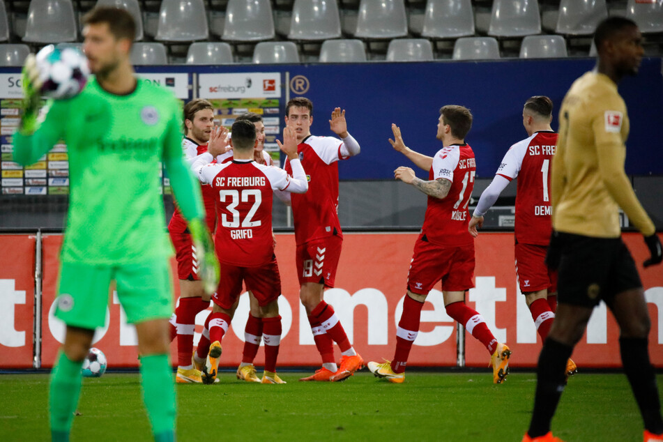 Die Spieler des SC Freiburg bejubeln den Treffer durch Roland Sallai zum 1:1 gegen Eintracht Frankfurt.