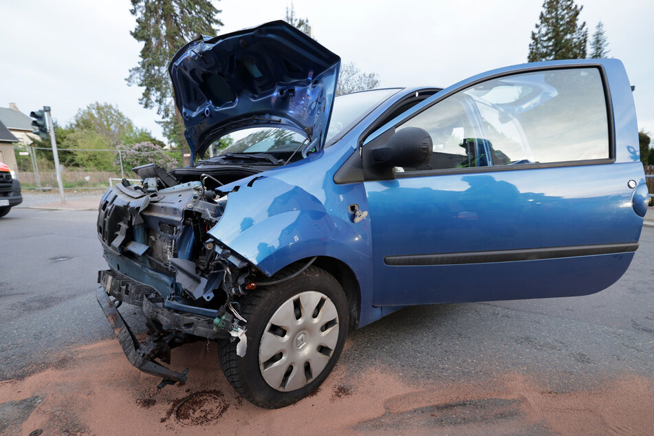 Bei dem Unfall wurden der Fahrer (61) des Renault und seine minderjährigen Mitfahrer schwer verletzt.