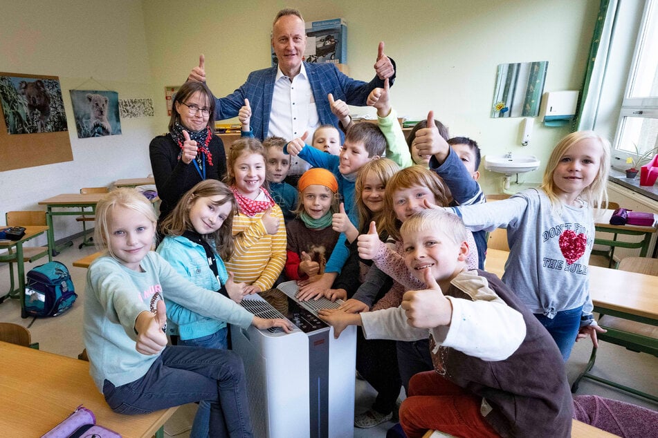 Der großzügige Spender, VSM-Geschäftsführer Volker Ueberschär (59, hinten), Anka Körner (l.) mit Kindern der Grundschule Liebstadt.