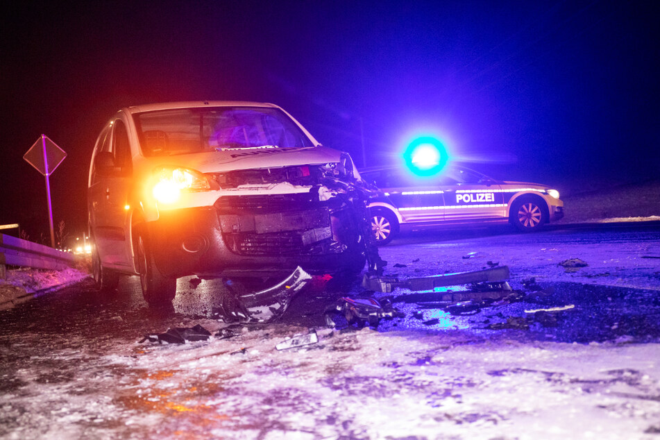 Auf der glatten Straße der B95 kam es am Abend kurz vor Ehrenfriedersdorf zu einem Frontal-Crash zwischen zwei Autos.