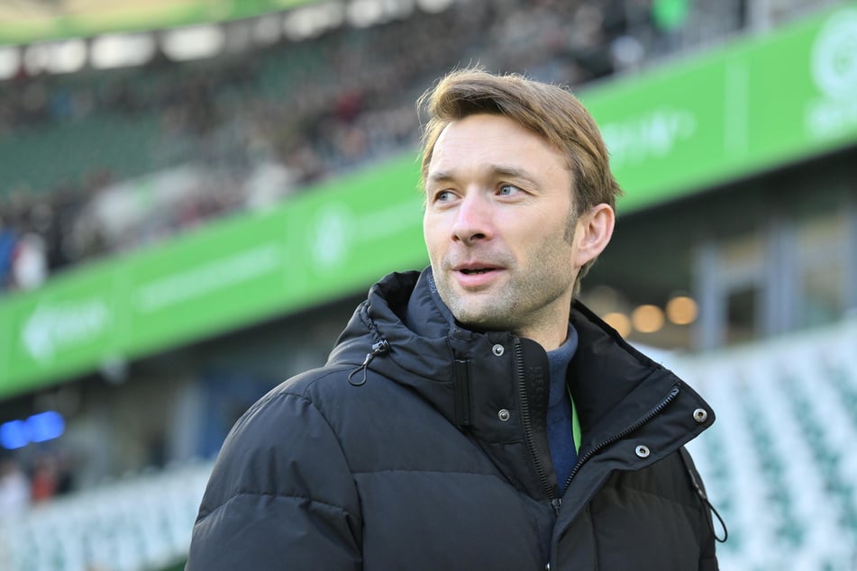 Leverkusen-Sportchef Simon Rolfes (43) hat sich zum Champions-League-Achtelfinale gegen den FC Bayern geäußert.