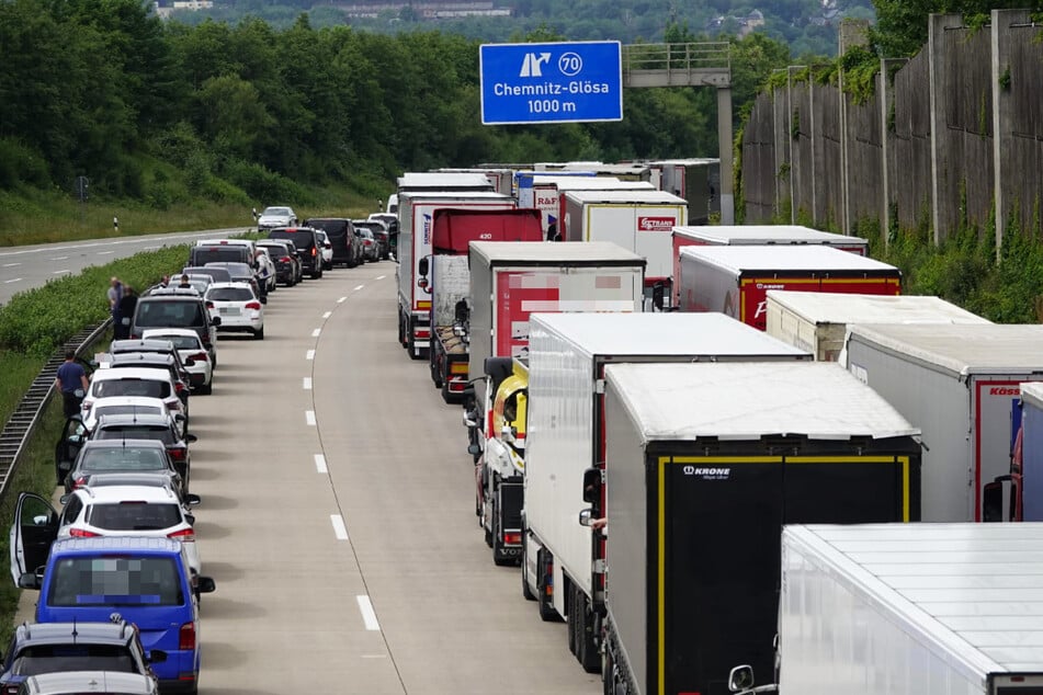 Stau auf der A4 bei Chemnitz: Die Autobahn musste am Mittag nach einem Unfall voll gesperrt werden.
