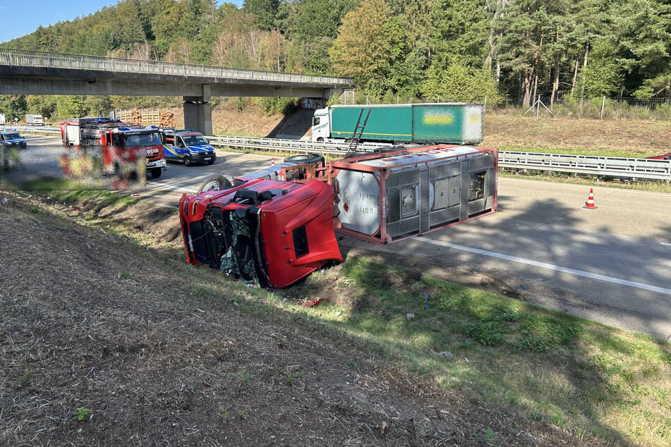Auf der A6 ist am Dienstag ein Tanklaster verunfallt und auf die Seite gekippt.