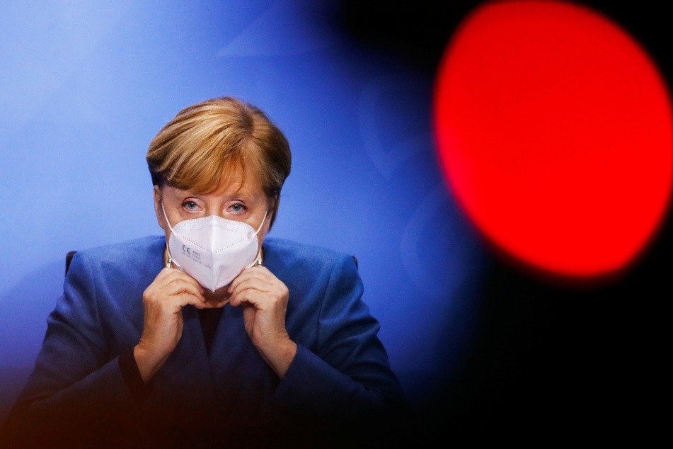 Bundeskanzlerin Angela Merkel (CDU, 66) setzt am Ende einer Pressekonferenz, nach einem Treffen mit den Ministerpräsidenten der Länder zum weiteren Vorgehen in der Corona-Pandemie, ihre Maske auf.