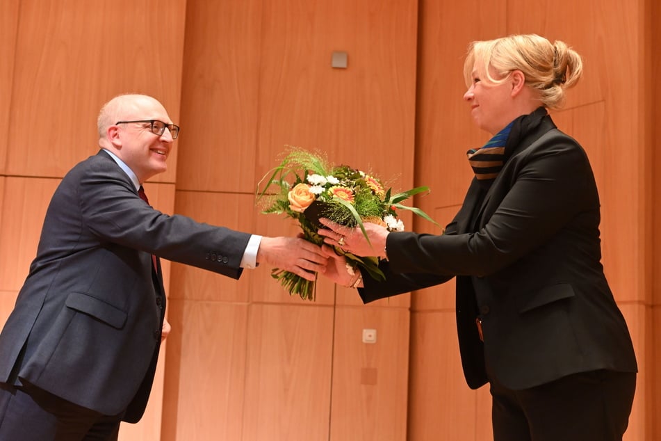 Gratulation mit Abstand: Oberbürgermeister Sven Schulze (50, SPD) überreicht der frischgebackenen Sozialbürgermeisterin Dagmar Ruscheinsky (62, fraktionslos) Blumen.