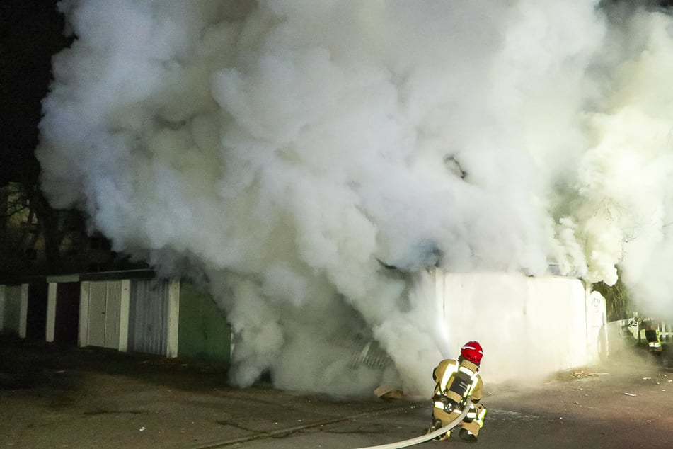 Die Garage stand in Vollbrand und löste eine riesige Rauchwolke aus.
