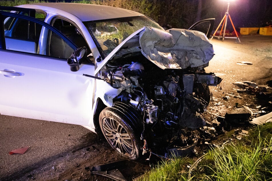 An beiden Fahrzeuge entstand Totalschaden, sie mussten abgeschleppt werden.