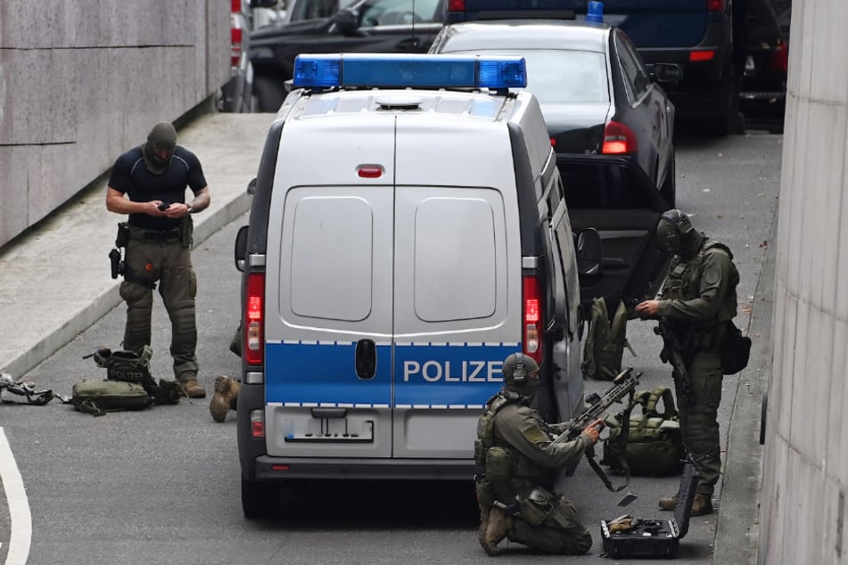 Einsatzkräfte der Polizei stehen bei einem Einsatz in der Bahnhofstraße vor dem "Forum Köpenick".