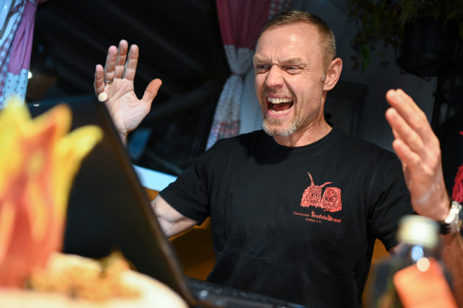 Gisbert Eyth, Zunftmeister der Narrenzunft Teufelsbraut aus Schlier, testet am Vorabend seine Online-Ansprache an die Mitglieder der Narrenzunft.