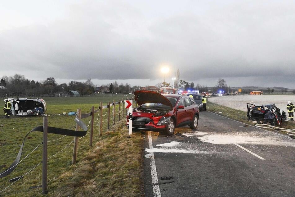 Bei dem Unfall auf der Landstraßen zwischen Barsinghausen und Egestorf kamen zwei Kinder ums Leben.