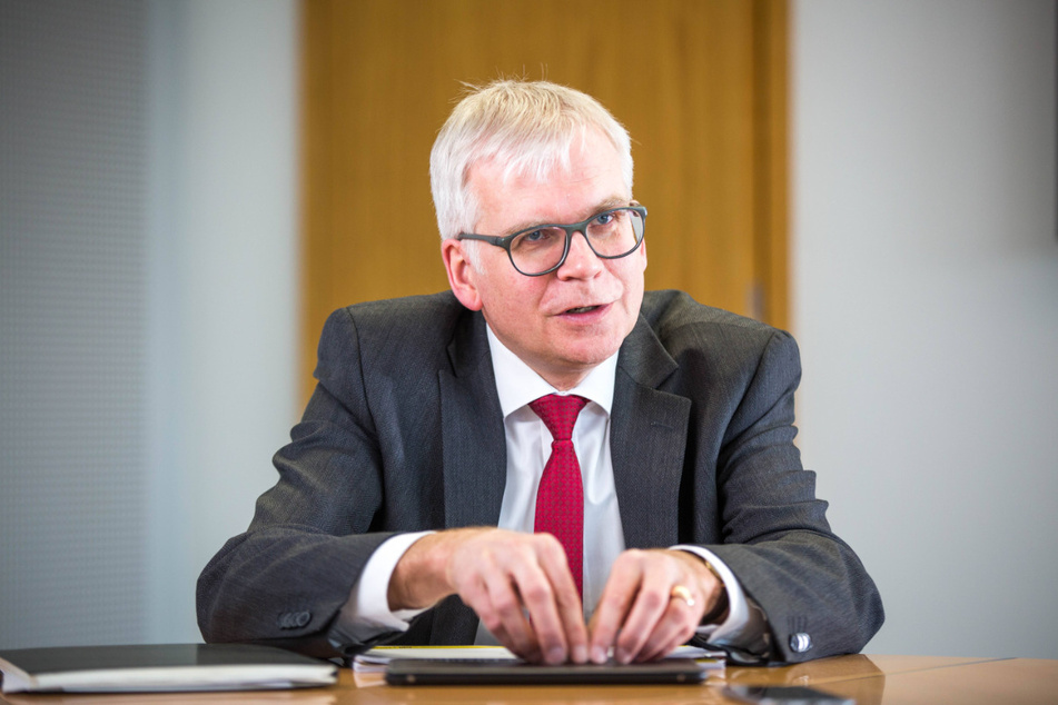 Finanzminister Hartmut Vorjohann (56, CDU) hat ein Milliardenloch in der Kasse.