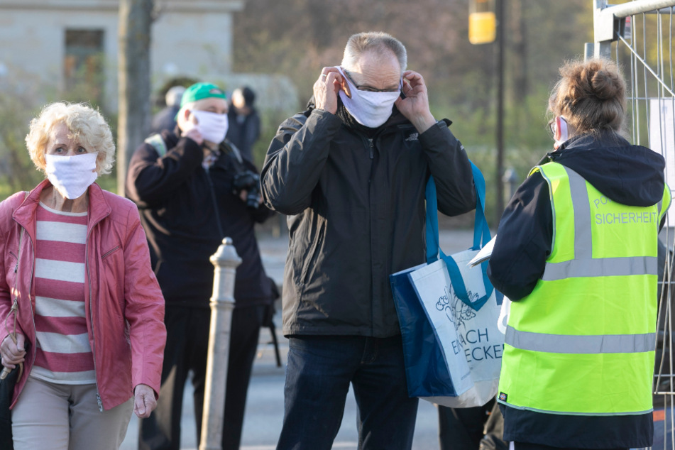 Am Eingang wurden die Masken kontrolliert.