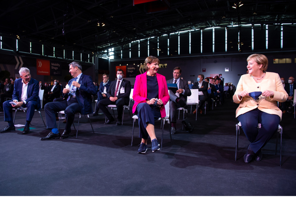 Am heutigen Dienstag startete in München die Internationalen Automobil-Ausstellung (IAA Mobility), auch Bundeskanzlerin Angela Merkel (67, CDU, r.) war vor Ort.