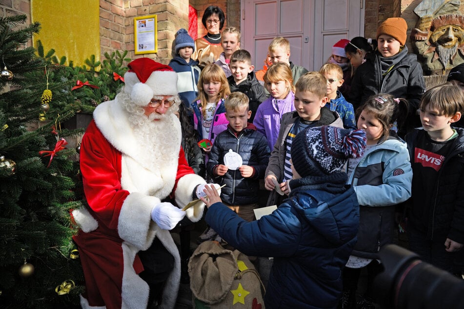 Bereits am 13. November startete der Weihnachtsmann seinen diesjährigen Dienst in der Postfiliale.