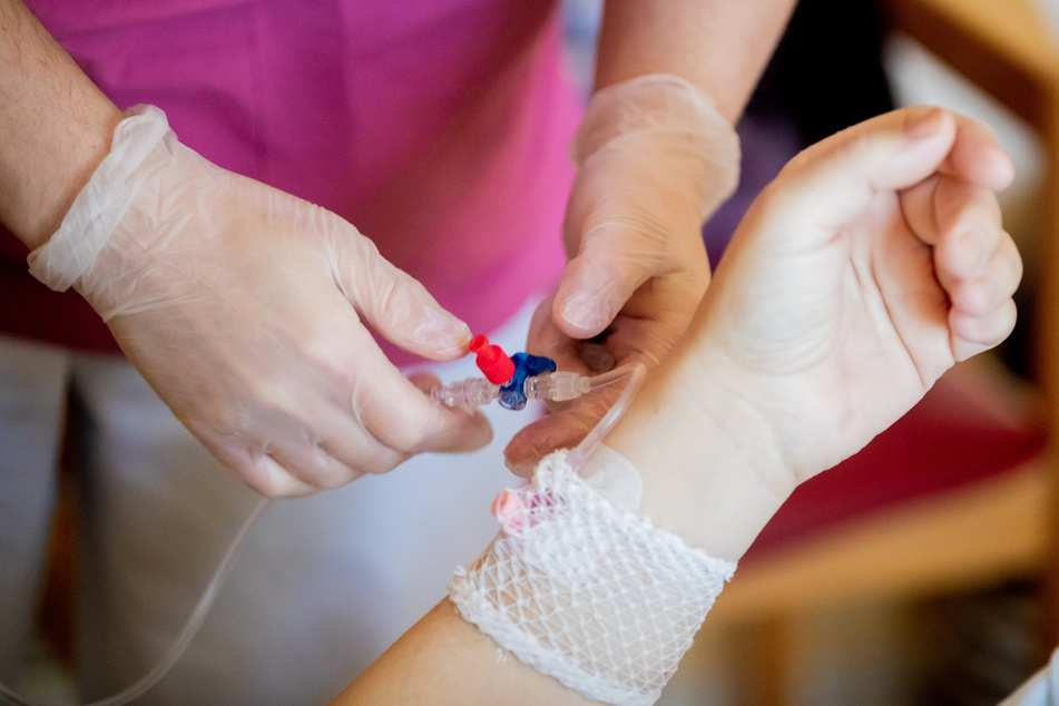 Der Bonus sei ein Zeichen der Anerkennung und Wertschätzung für alle, die im Bereich der Kliniken, Reha-Einrichtungen, von Heimen und mobilen Dienste arbeiteten, erklärte der Fraktionschef der konservativen Regierungspartei ÖVP, August Wöginger.
