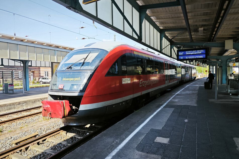 Der RB 95 nach Johanngeorgenstadt wartete am Zwickauer Hauptbahnhof auf seine Abfahrt. In dieser Zeit konnten Wartende die Toilette benutzen.
