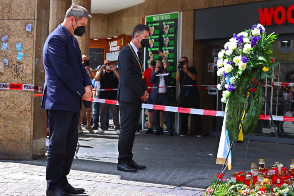 Markus Söder (54, CSU, l.), Bayerns Ministerpräsident, und Christian Schuchardt (52, CDU), Oberbürgermeister von Würzburg, gedenken in der Innenstadt der Opfer.