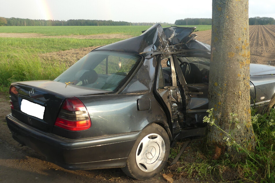 Totalschaden: Sein Auto kann man nicht mehr retten, doch der 22-jährige Fahrer kam leicht verletzt davon.