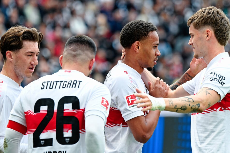 Gute Laune beim VfB nach dem 2:0 für Stuttgart durch Nikolas Nartey (2.v.r.).