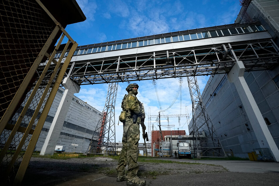 Ein russischer Soldat bewacht einen Bereich des Kernkraftwerks Saporischschja in einem Gebiet unter russischer Militärkontrolle im Südosten der Ukraine.