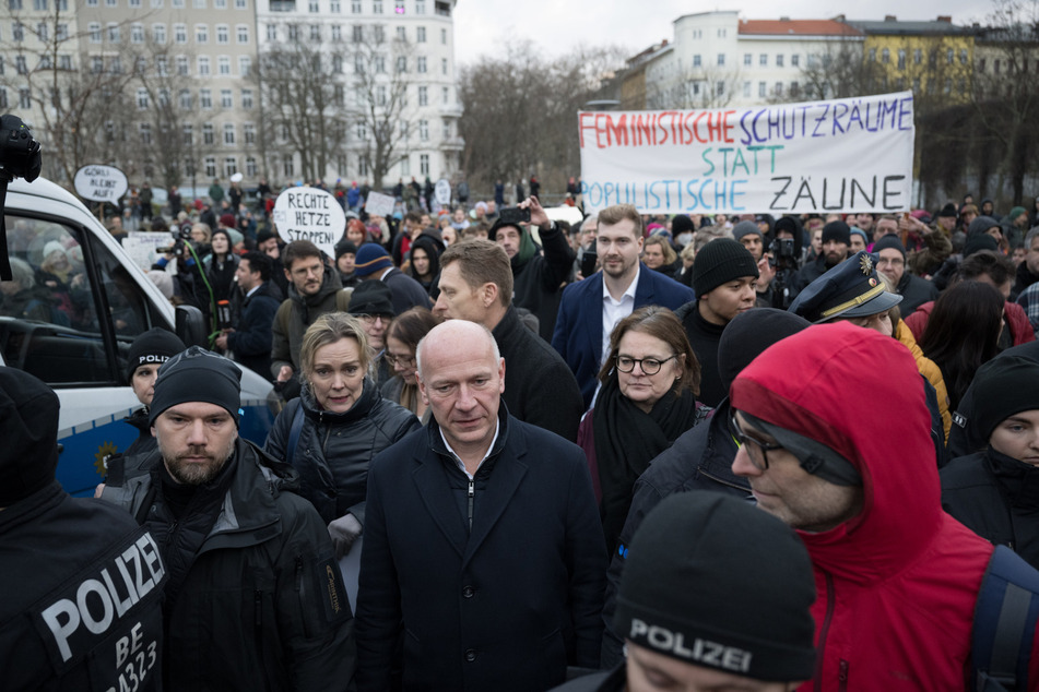 An einer Demonstration im Januar im Park nahmen etwa 200 Menschen teil und riefen bei einem Besuch des Regierenden Bürgermeisters Kai Wegner (51, CDU, M.): "Der Görli bleibt auf, der Görli bleibt auf".