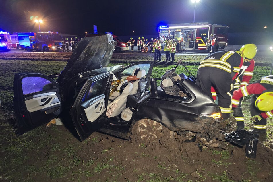 Die Feuerwehr musste mit schwerem Gerät die vier Insassen aus dem Auto befreien.