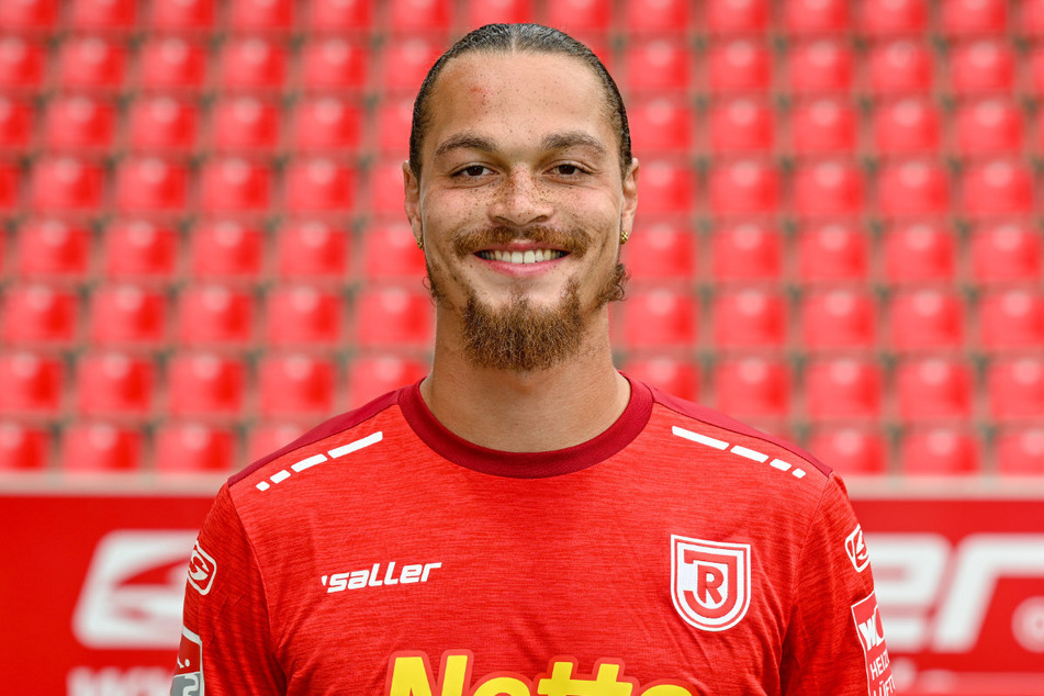 In der vergangenen Saison kämpfte er noch für den Jahn Regensburg, jetzt könnte sein Einsatz gegen die Oberpfälzer den Münchner "Löwen" 50.000 Euro kosten.