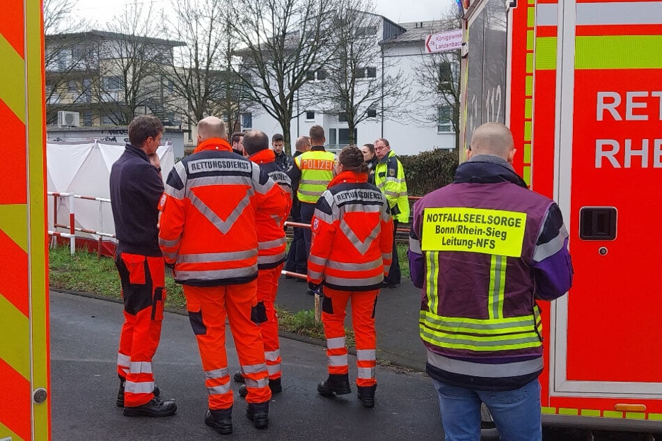 Rettungskräfte der Feuerwehr und Notfallseelsorger sind aktuell vor Ort.
