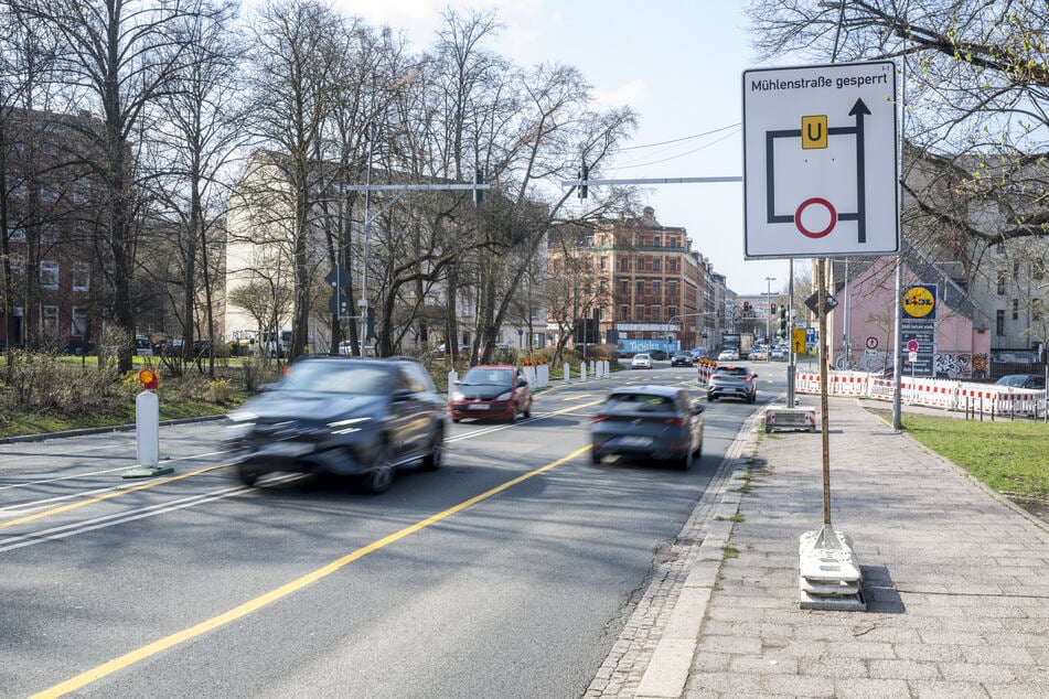 Weil die Mühlenstraße gesperrt ist, werden Autos - und auch schwere Laster - in Richtung Schlossteichstraße geleitet.
