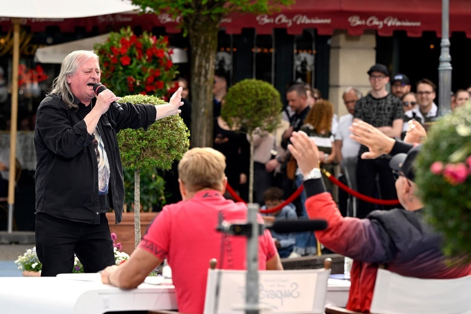 Altrocker Georgie (65, l.) will die Jury um Dieter Bohlen (70) mit seiner Interpretation von "Midnight Lady" überzeugen.