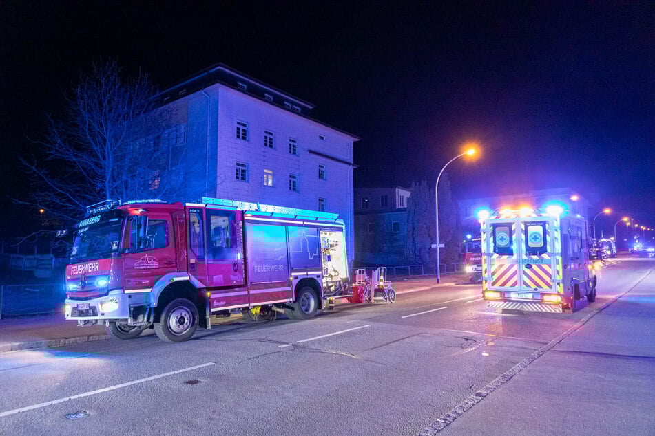 In Annaberg-Buchholz musste die Feuerwehr zu einem Mehrfamilienhaus in der Adam-Ries-Straße ausrücken.