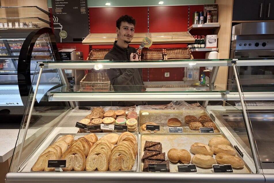 Verkäufer Maurice Lichter (26) wird im kommenden Monat zu einer anderen Filiale des Unternehmens wechseln.