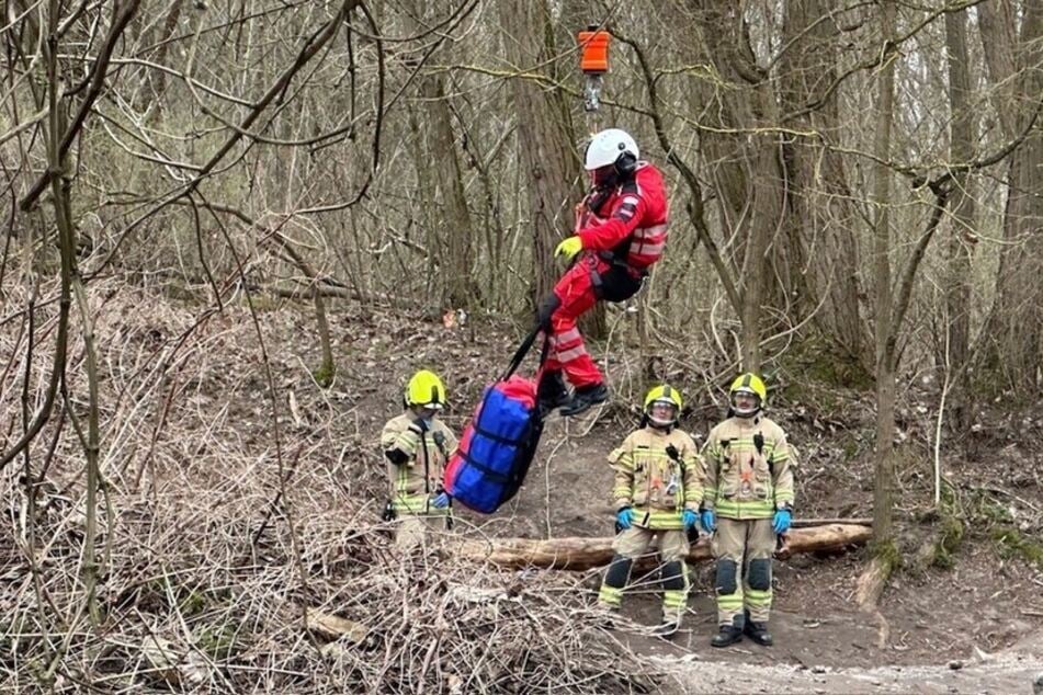 Die Feuerwehr evakuierte den Patienten per Winde aus dem Unfallort.
