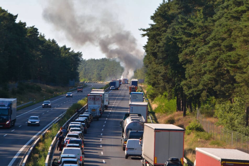 Über der Autobahn ist eine Rauchwolke weithin sichtbar gewesen, der Verkehr hat sich in Fahrrichtung Berlin gestaut.