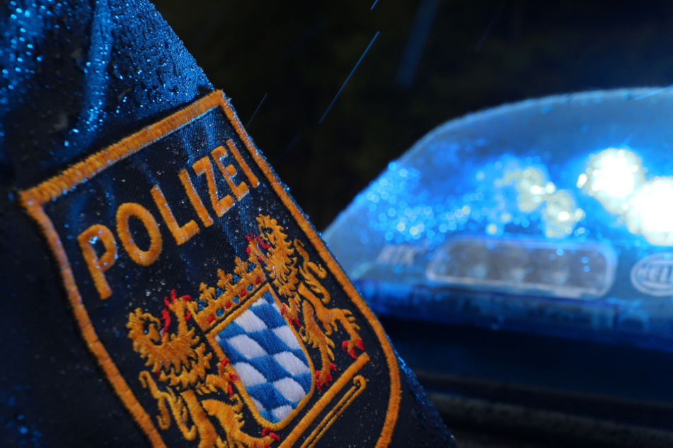 Die Polizei nahm der 18-Jährigen die Waffe und Munition ab. (Symbolbild)