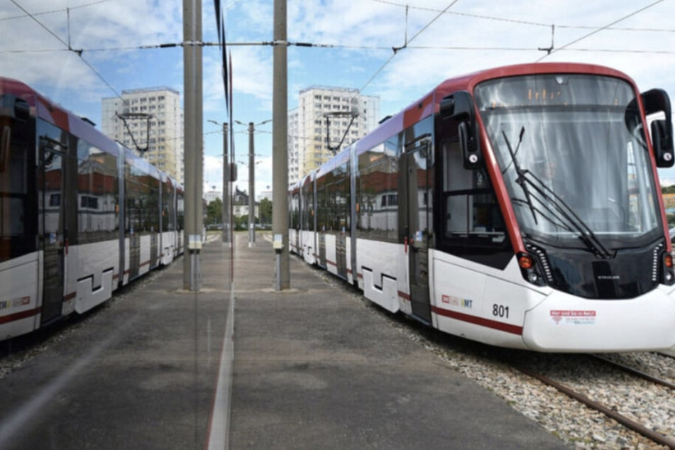 Über Rot gefahren? VW-Fahrer und Kind nach Unfall mit Straßenbahn verletzt