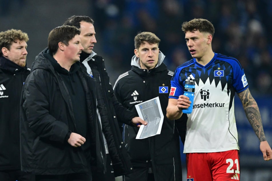 HSV-Profi Nicolai Remberg (25, r.) hat nach dem Remis gegen Gladbach in der Mixed Zone über das Aus von Stefan Kuntz (63) gesprochen.