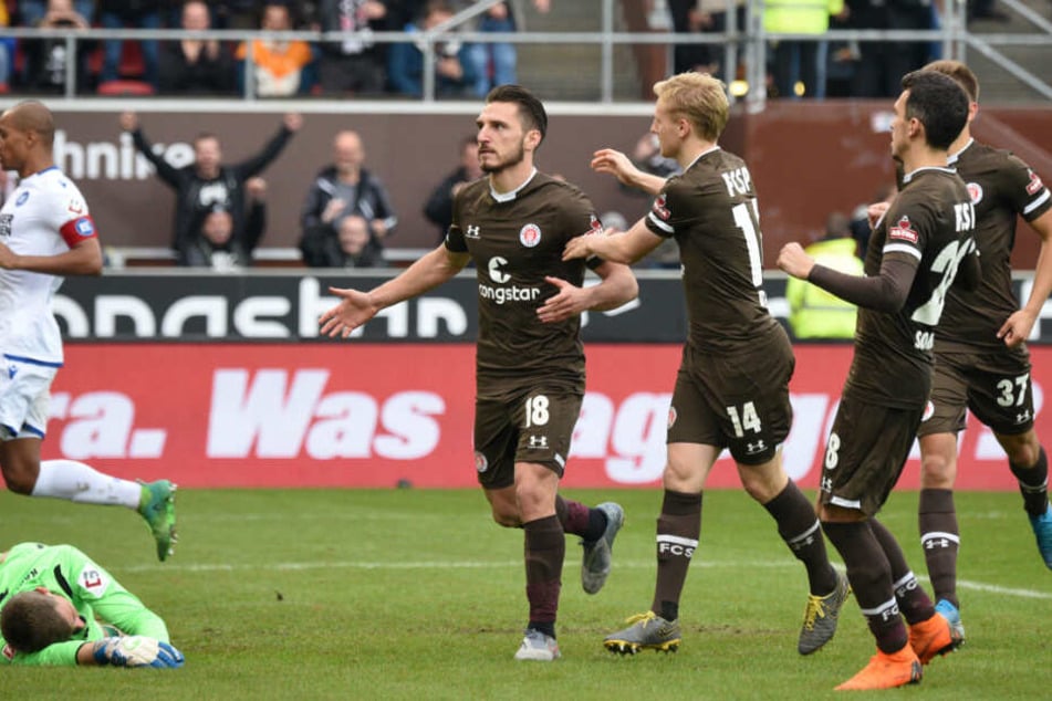 Dimitrios Diamantakos blieb zweimal vom Punkt eiskalt und jubelte anschließend mit seinen Teamkollegen.