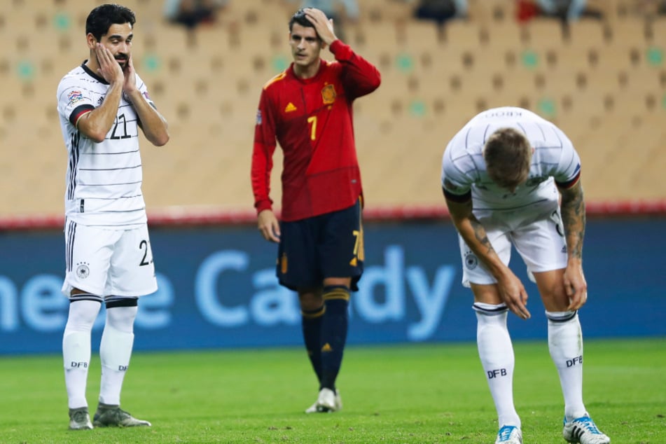 Nach der sportlichen Schande von Sevilla können Ilkay Gündogan (l.) und Toni Kroos (r.) nicht fassen, was sie miterleben mussten. Ihre Nebenleute anleiten konnten sie an diesem Abend nicht. Stattdessen hatten sie mehr als genug mit sich selbst zu tun.