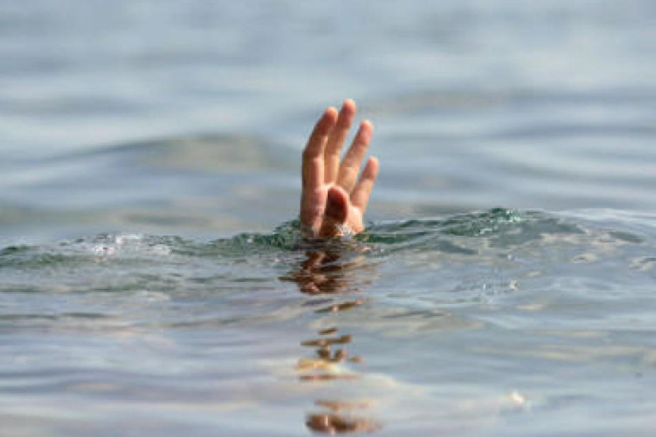 An manchen stellen ist der Münchner Eisbach reißend und tief. (Symbolbild)