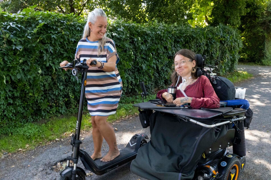 Christin mit ihrer Pflegerin Karina Zillmann (41) bei einer Ausfahrt. Christin hat den Roller für ihr Assistenzteam angeschafft, damit alle ihre Begleiter ihr Tempo mithalten können.