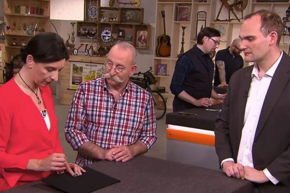 Markus Pullmann (34, r.) ist mit einem Brillantring zu "Bares für Rares" gekommen, den Moderator Horst Lichter (64) zunächst skeptisch beäugt.