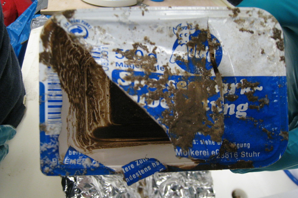 An Bord eines Forschungsschiffes stellt sich heraus, dass auf einer Quarkpackung, die in der Tiefsee gefunden worden war, die Beschriftung noch gut zu erkennen ist. (Archivbild)