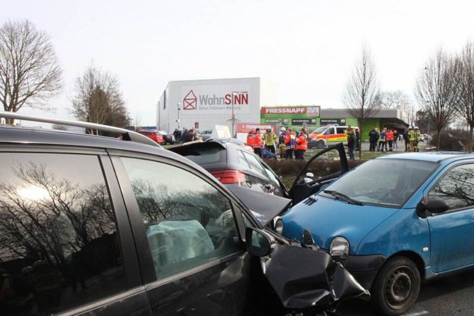 Mehrere Autos wurden ineinander geschoben.